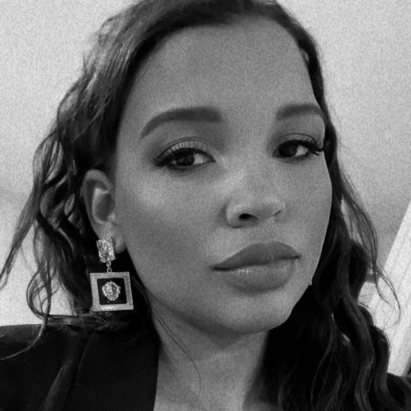 Meet your Posher, Nicole - Picture 1 of 1